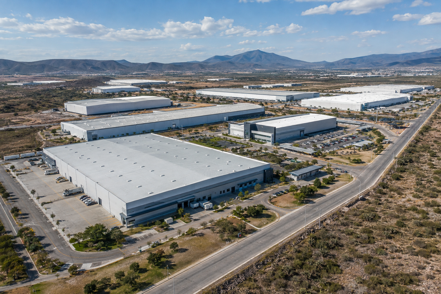 Vista aérea de un parque industrial con naves logísticas y vialidades